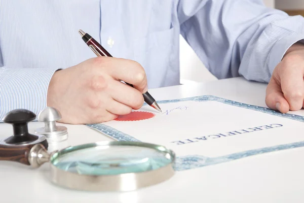 ¿Necesitas Apostillar un Documento para Colombia? 1 notario firmando documento