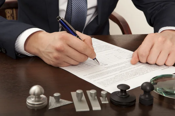 ¿Cuáles son los documentos más comunes que se deben notariar en EE.UU.? 2 el notario firma los documentos de venta legal