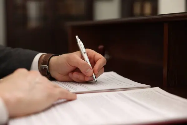 Diferencia entre apostilla y legalización de documentos 3 firmando poder ante el notario cerca de mi