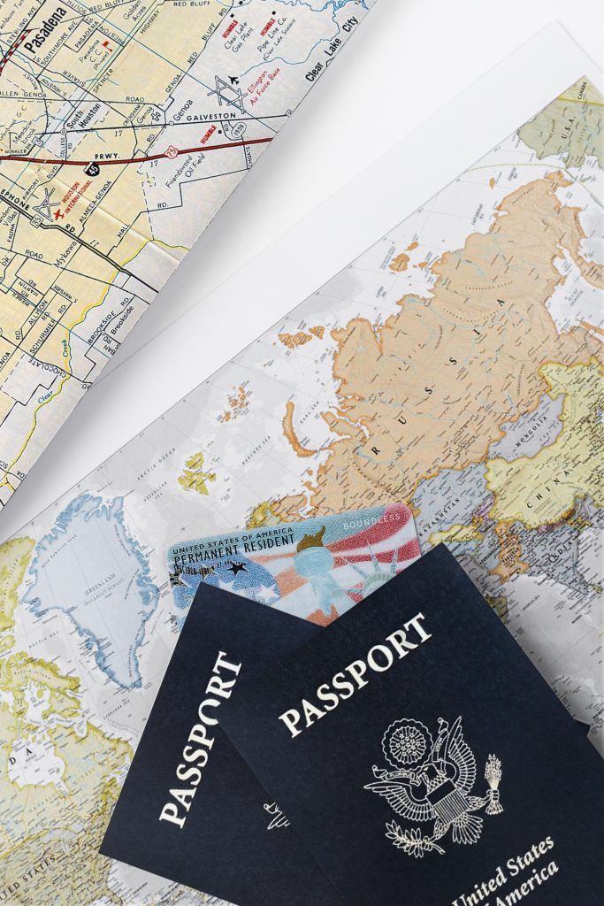 vista superior de la tarjeta verde y el pasaporte